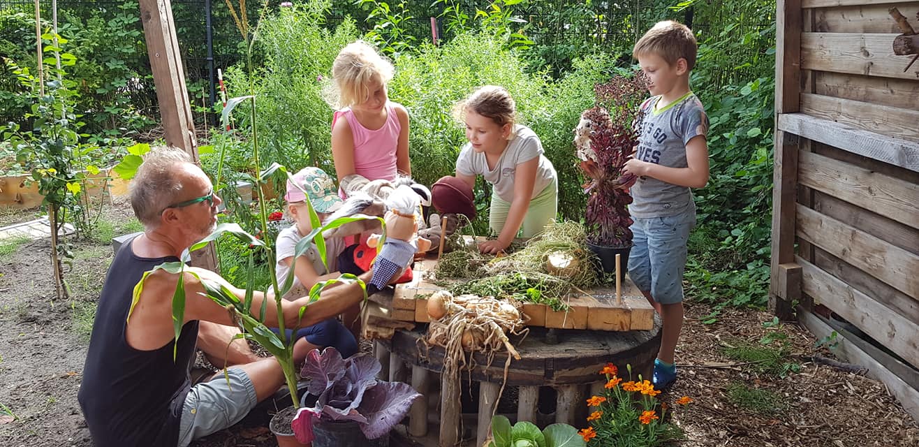 kinderen betrokken in theaterstukje over groenten